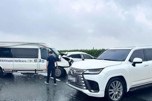 Vụ ô tô Lexus lạng lách, dừng giữa cao tốc có dấu hiệu tội phạm