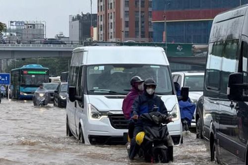 Mưa lớn dồn dập, Hà Nội ngập nhiều tuyến đường