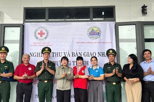 Trao nhà Chữ thập đỏ, giúp hộ nghèo an cư trước mùa bão