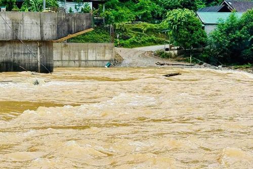 Nước dâng qua cầu tràn, hàng nghìn hộ dân bị chia cắt