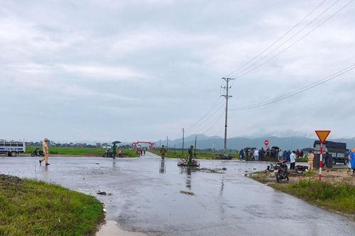 Xe tải va chạm xe máy, 2 học sinh tử vong