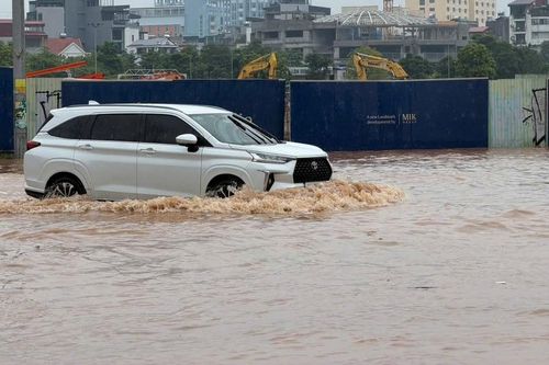 Mưa lớn ở Hà Nội, nhiều khu vực xuất hiện điểm ngập