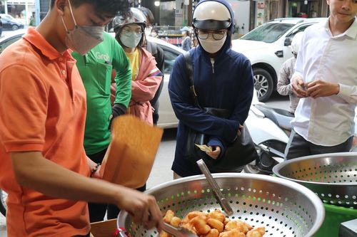 5 quán ăn vặt đông khách ở phường Hai Bà Trưng, Hà Nội, có món giá 15.000 đồng