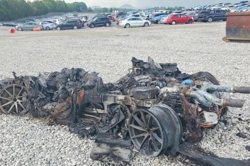 McLaren 720S cháy rụi chỉ còn đống tro tàn vẫn được rao bán giá hơn 6,5 tỷ đồng