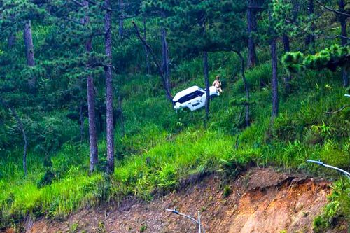 Người phụ nữ lái ô tô lao khỏi mặt đường, 'treo' lơ lửng trên sườn đèo ở Đà Lạt