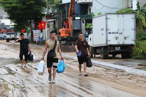 Mưa 1 tiếng, bùn nhão phủ dày khu phố dưới chân đồi ở Quảng Ninh