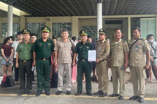 Tiếp nhận hơn 100 công dân Việt Nam do phía Campuchia bàn giao
