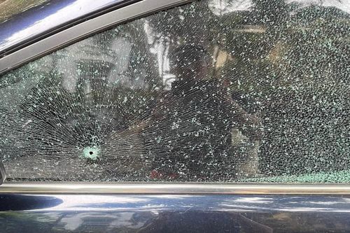 Hàng loạt ô tô đỗ tại khu chung cư Linh Đàm bị bắn vỡ kính