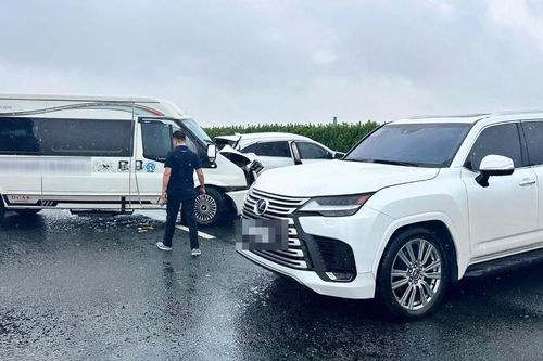 Ô tô Lexus đột ngột dừng giữa cao tốc Pháp Vân - Cầu Giẽ, 2 xe khác đâm dồn toa