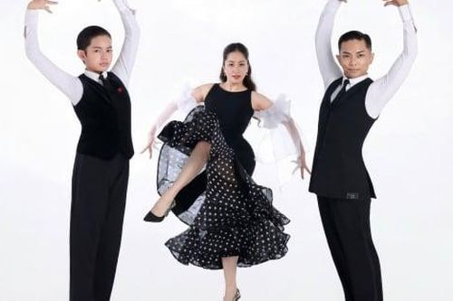 Khánh Thi khoe con trai 11 tuổi cao hơn mẹ, gương mặt cực điện ảnh