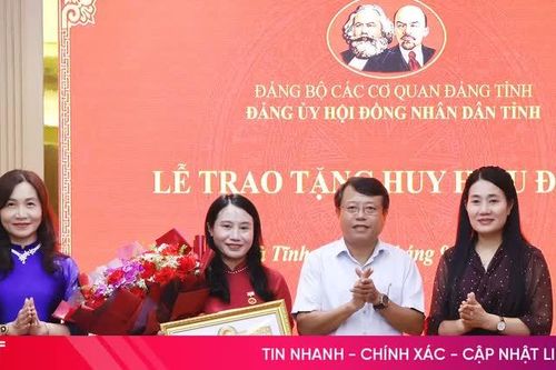 Trao tặng Huy hiệu 30 năm tuổi Đảng cho đảng viên thuộc Đảng bộ HĐND tỉnh