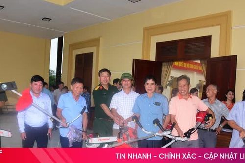 Lộc Hà bàn giao dụng cụ, thiết bị hỗ trợ các thôn phòng chống thiên tai