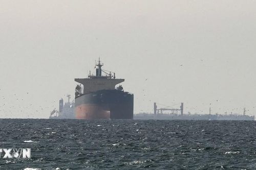 Tàu chở dầu phát nổ sau khi va phải thủy lôi ở eo biển Hormuz