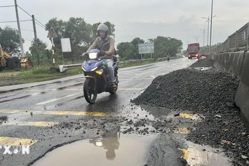 Quốc lộ 1A qua Quảng Trị xuất hiện nhiều điểm hư hỏng sau mưa lũ
