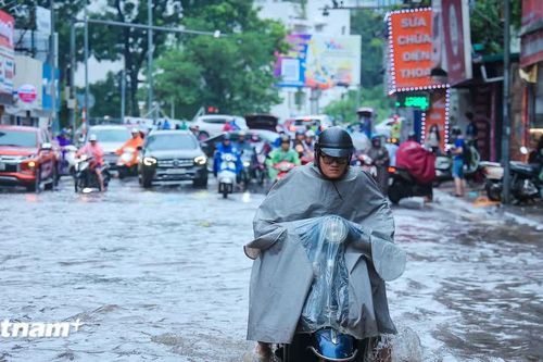 Người dân chật vật đi làm trong cảnh mưa ngập và tắc đường