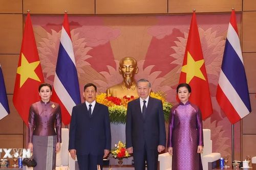 Lễ đón chính thức Nhà vua và Hoàng hậu Thái Lan thăm cấp Nhà nước tới Việt Nam