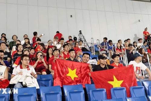 ASIAD 2026: CĐV Việt Nam đội mưa hòa nhịp cổ vũ đội tuyển bóng đá nam