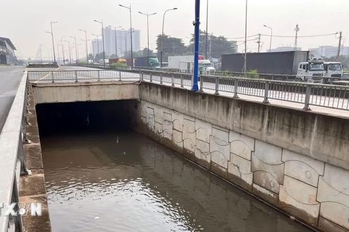 TP Hồ Chí Minh: Hầm chui trước Bến xe miền Đông mới ngập nước sau cơn mưa lớn