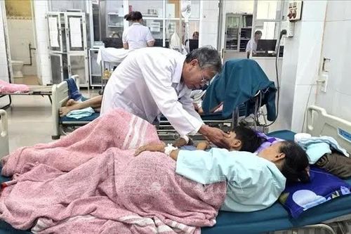 Hàng chục người nghi ngộ độc thực phẩm sau khi ăn bánh mì