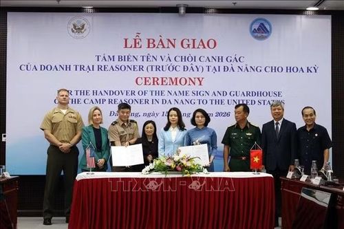 Bàn giao hiện vật doanh trại Reasoner cho Hoa Kỳ
