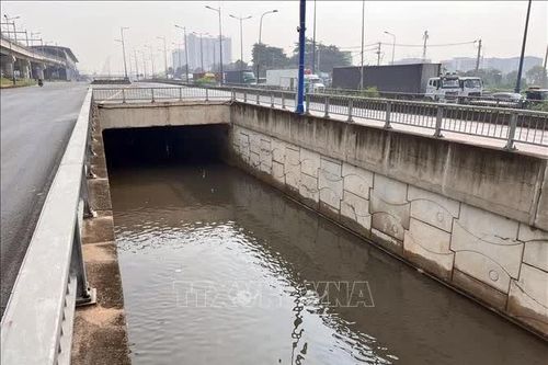 Hầm chui trước Bến xe miền Đông mới ngập sâu do mưa lớn