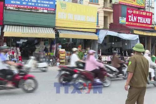 Chống ùn tắc giao thông giờ cao điểm trên đường gom khu công nghiệp