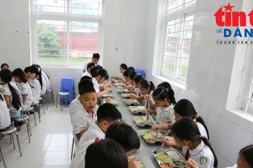 Hà Nội làm rõ vụ tôm ươn, thịt 'bốc mùi' vào tiểu trường học