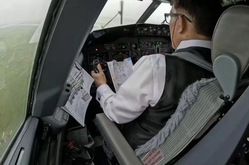 Hành trình 50 năm làm chủ bầu trời của vị Quốc vương tự lái Boeing 737 đến Hà Nội