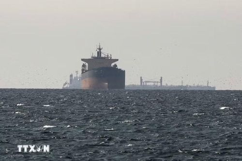 Siêu tàu dầu bị nổ do trúng thủy lôi tại Hormuz