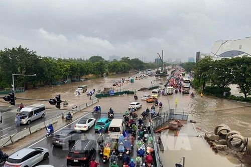 Hà Nội mưa lớn gây úng ngập, ùn tắc giao thông giờ cao điểm buổi sáng