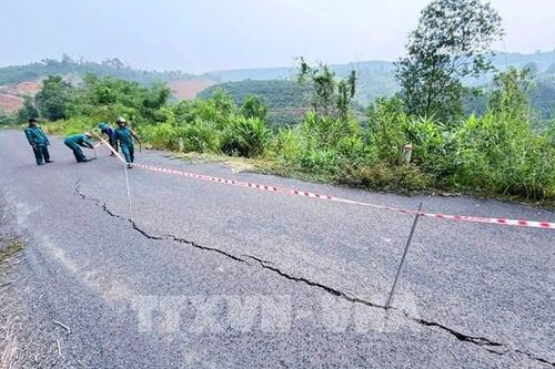 Lâm Đồng cảnh báo nguy cơ sạt trượt trên tuyến đường gần cầu Đắk Glong