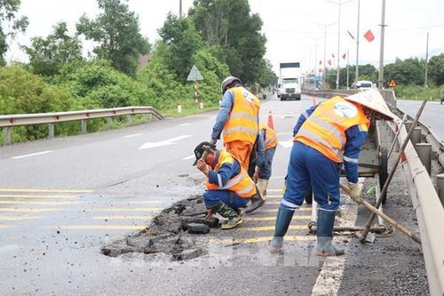 Khẩn trương khắc phục hư hỏng trên Quốc lộ 1 sau mưa lớn