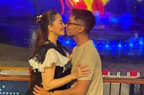 Khánh Thi và chồng kém 11 tuổi 'khóa môi' lãng mạn