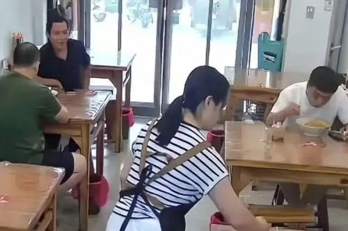 Chủ quán cho nợ một bát mì, người công nhân làm điều bất ngờ suốt 121 ngày rồi biệt tích
