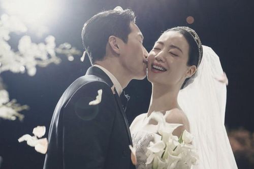 Ryu Hwa Young (T-ara) 'khóa môi' táo bạo bên chồng doanh nhân