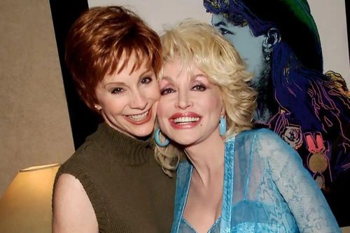 Reba McEntire tri ân Dolly Parton tại lễ trao giải Emmy 2026