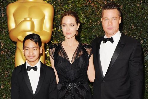 Con trai Angelina Jolie và Brad Pitt chính thức bỏ họ cha
