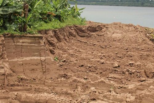 Vụ mất hàng trăm khối đất ruộng: Không khởi tố vụ án, quyền lợi người dân đi về đâu?