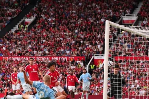 Mắc sai lầm nghiêm trọng tại trận derby Manchester, hai trọng tài phải 'trả giá'