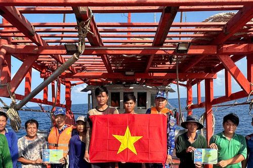 Đồng hành cùng ngư dân, góp sức phòng, chống vi phạm pháp luật trên biển