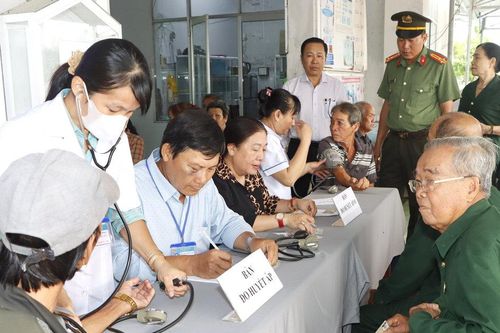 Cà Mau: Ra quân 45 ngày khám sức khỏe, sàng lọc bệnh cho Nhân dân