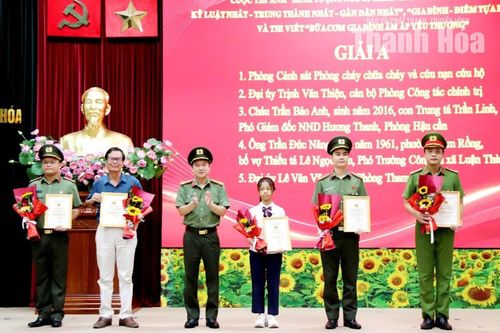 Trao giải các cuộc thi lan tỏa hình ảnh đẹp người chiến sĩ Công an