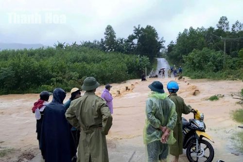 Nhiều ngầm tràn nước dâng cao gây chia cắt