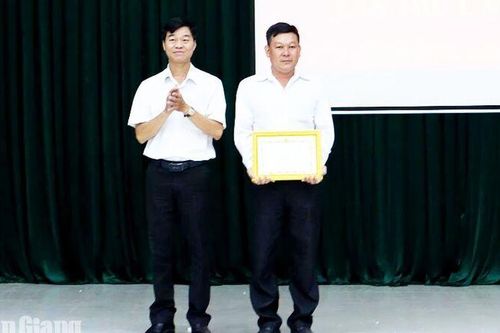 Tịnh Biên trao giải cuộc thi tìm hiểu văn kiện Đại hội Đảng các cấp
