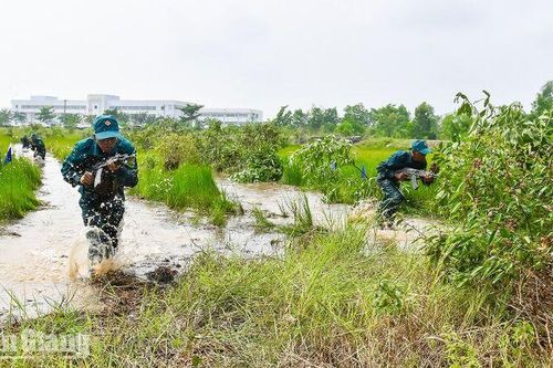 Phó Bí thư Tỉnh ủy Trần Thị Thanh Hương dự diễn tập chiến đấu phòng thủ xã Giang Thành