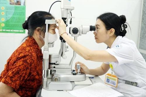 Khám, cấp thuốc miễn phí cho người cao tuổi phường Thuận Thành