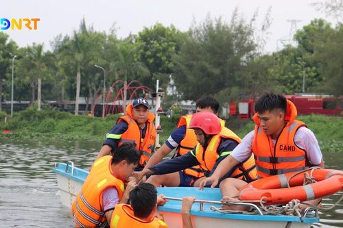 Hơn 120 cán bộ, chiến sĩ Công an diễn tập cứu nạn mùa mưa bão