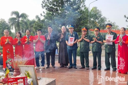 Cất bốc, tiễn đưa 2 liệt sĩ về quê hương Ninh Bình và Bắc Ninh