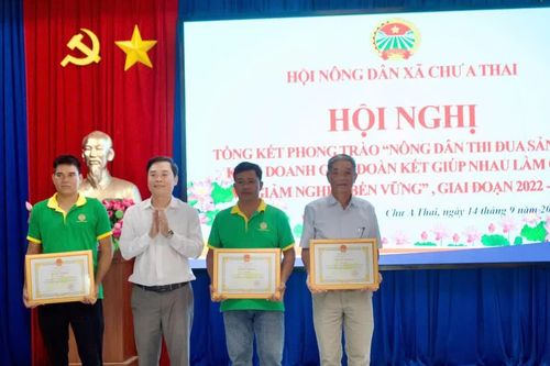 Chư A Thai khen thưởng 28 tập thể, cá nhân sản xuất kinh doanh giỏi
