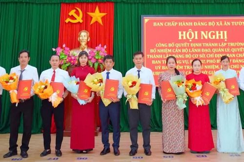 Hạt nhân chính trị trong những ngôi trường mới